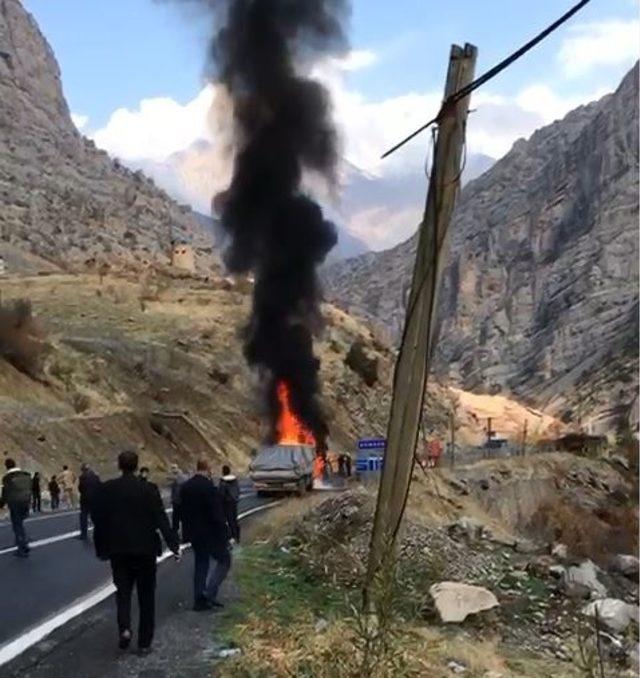 Çukurca'da yanan TIR'a, askeri birliğe ait itfaiye aracı müdahale etti