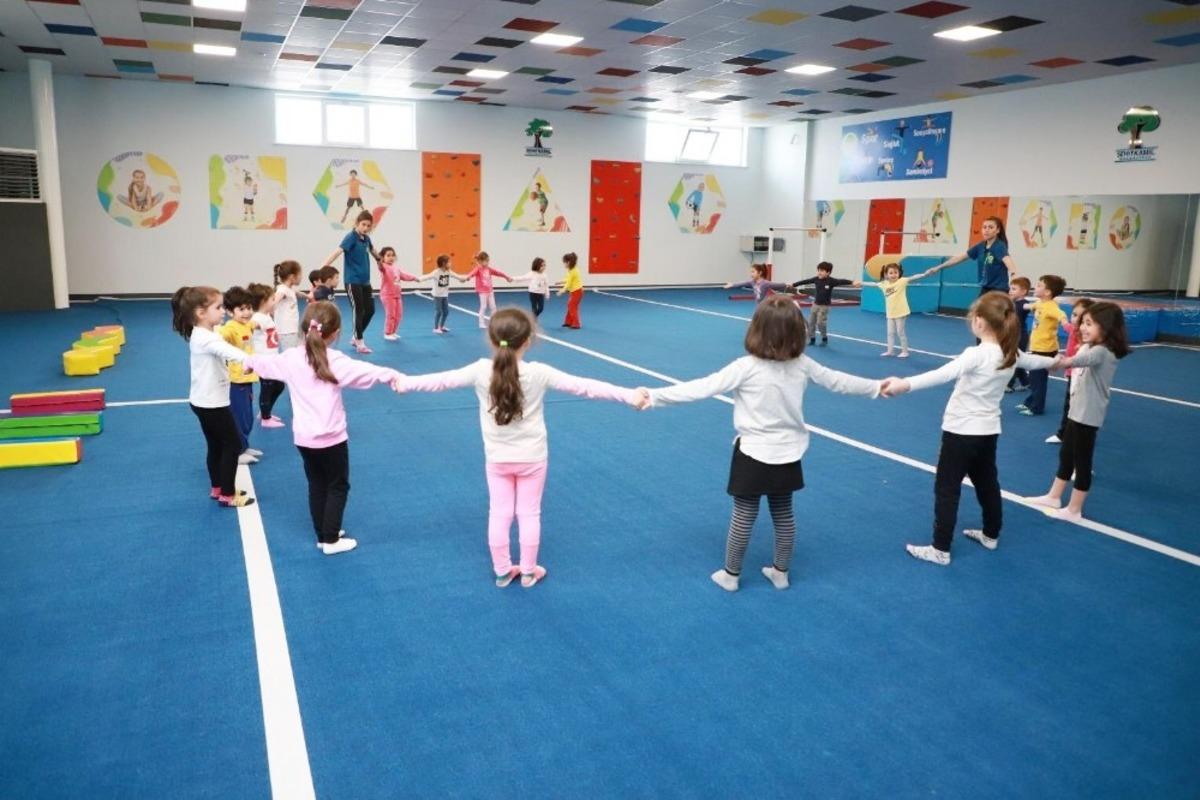 4 yaşındaki miniklere d&ouml;rt d&ouml;rtl&uuml;k spor eğitimi