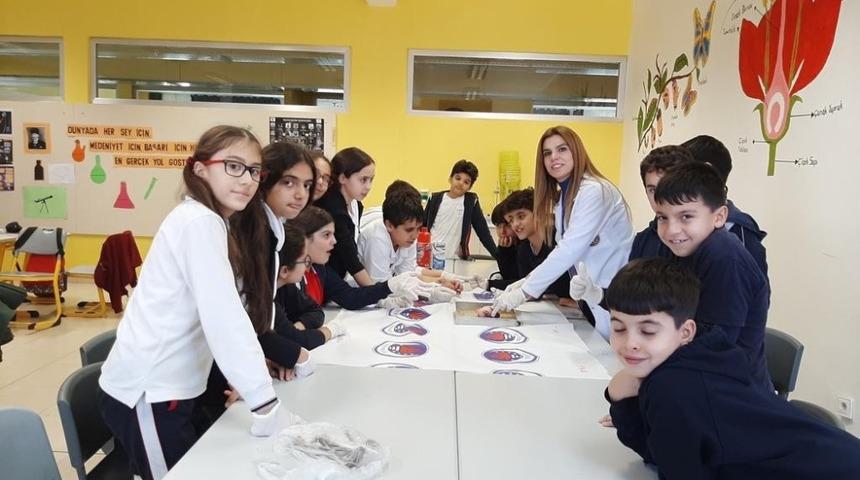 &Ouml;ğrenciler teorik ve pratik eğitim g&ouml;r&uuml;yor