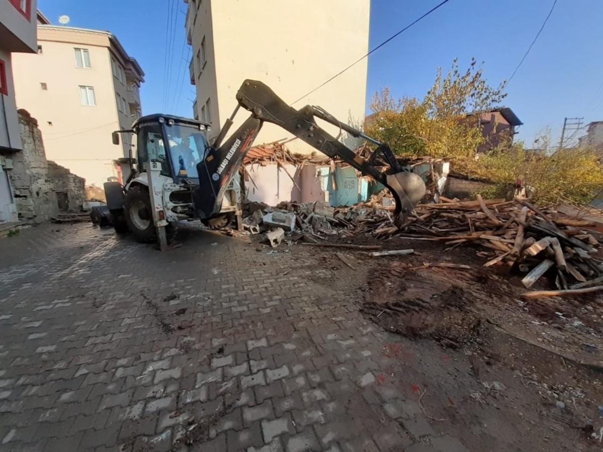 G&ouml;lbaşı Belediyesi metruk binaların yıkımını ger&ccedil;ekleştirdi