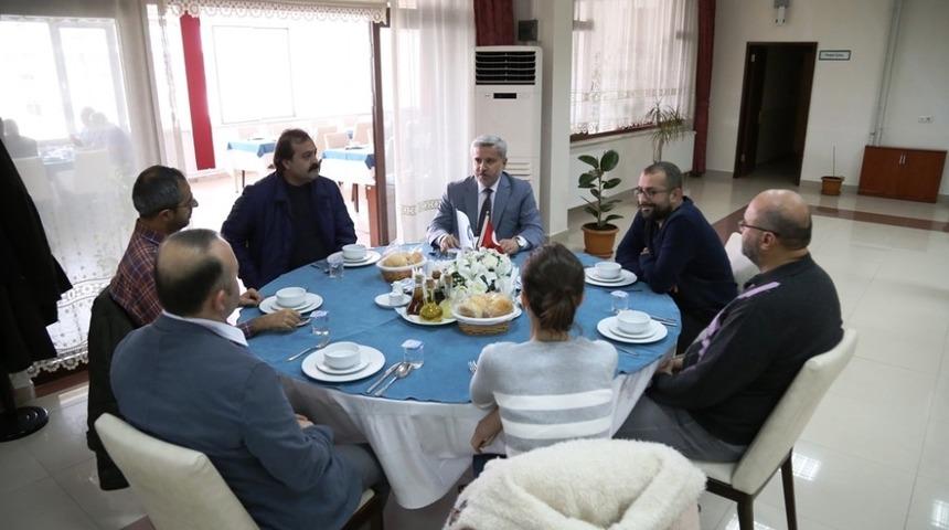 AS&Uuml; Rekt&ouml;r&uuml; Şahin, unvanda y&uuml;kselen akademisyenlerle buluştu