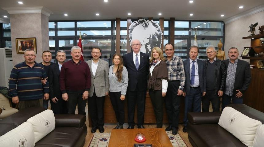 Balkan Göçmenleri Derneği’nden Kazım Kurt’a teşekkür ziyareti