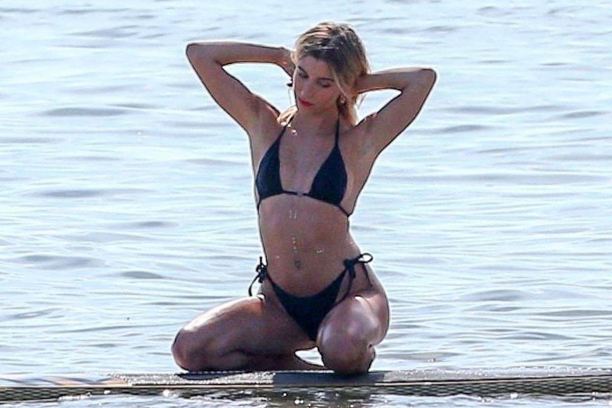 Hailey Bieber Miami'de bikiniyle şov yaptı