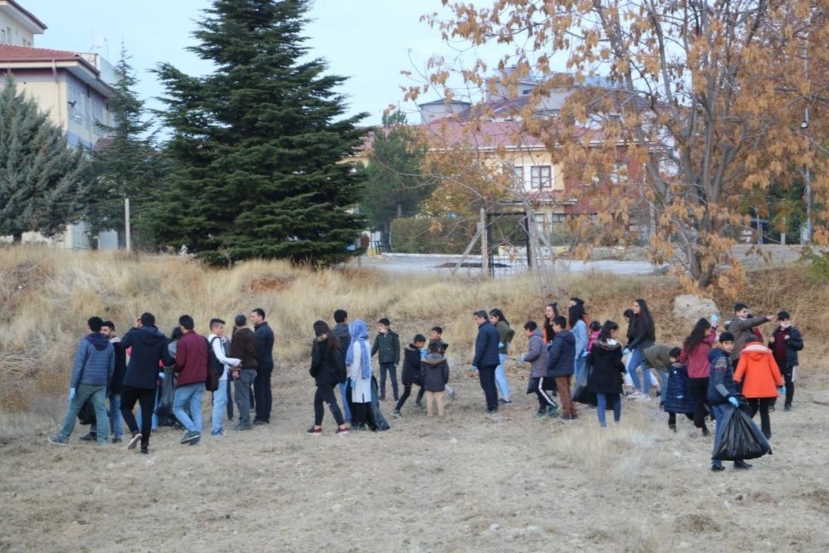 &Ouml;ğrenciler, &ccedil;evre temizliği yaptı