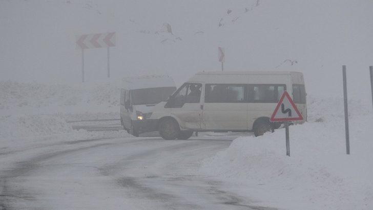 Van’da, karayollarının kar mesaisi başladı G4
