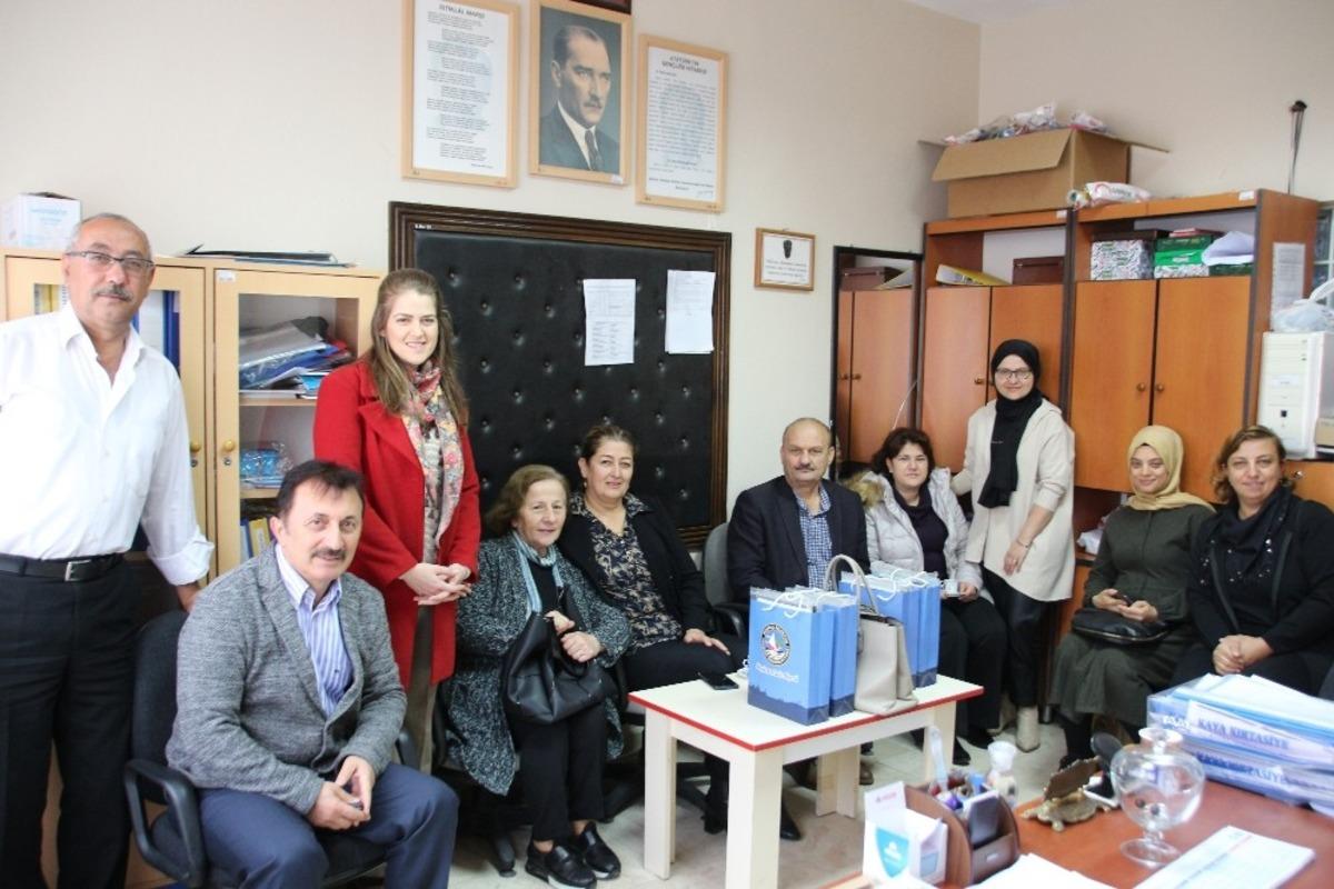 Başkan eşi Yanmaz &ccedil;ocukların y&uuml;z&uuml;n&uuml; g&uuml;ld&uuml;rd&uuml;