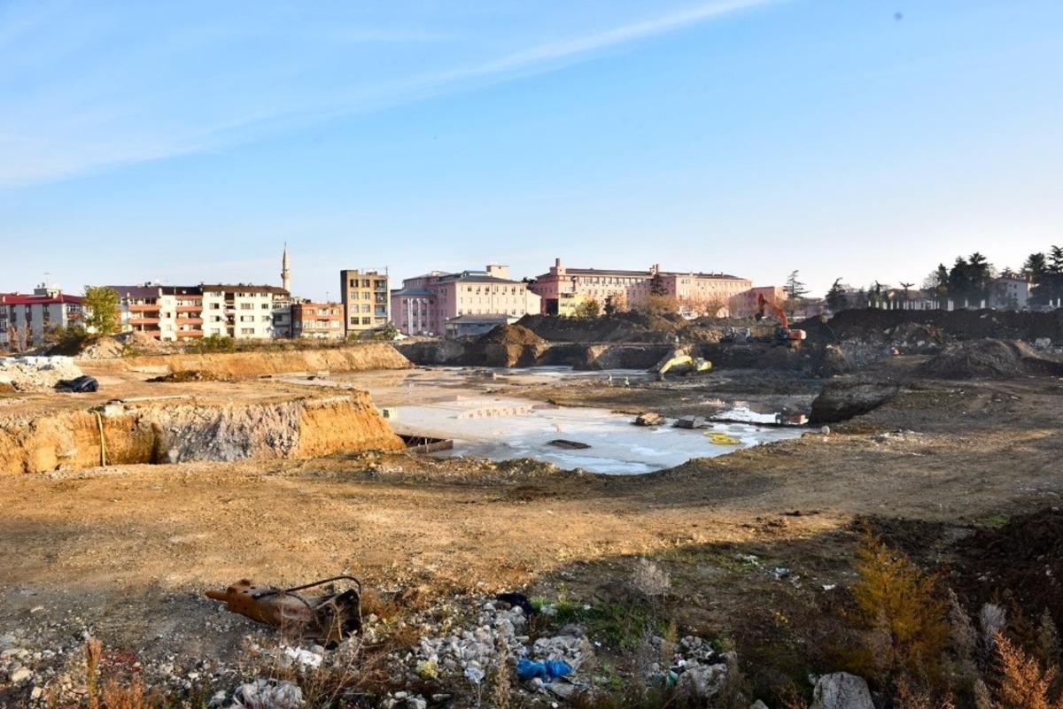 Başkan Zorluoğlu millet bah&ccedil;esi inşaatını inceledi