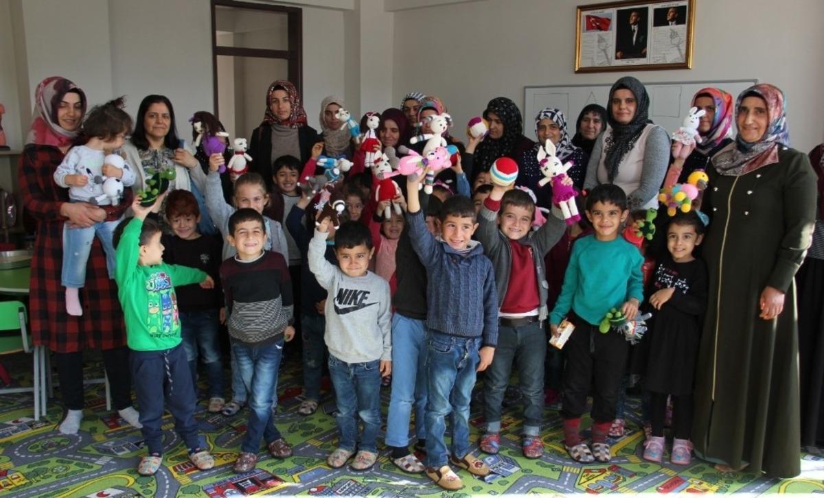 Kursiyerlerden ana sınıfı &ouml;ğrencilerine oyuncak