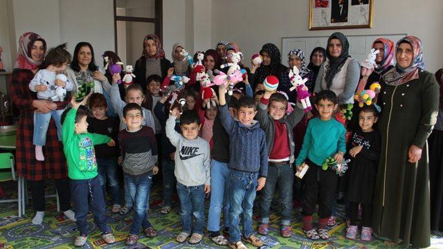 Kursiyerlerden ana sınıfı öğrencilerine oyuncak