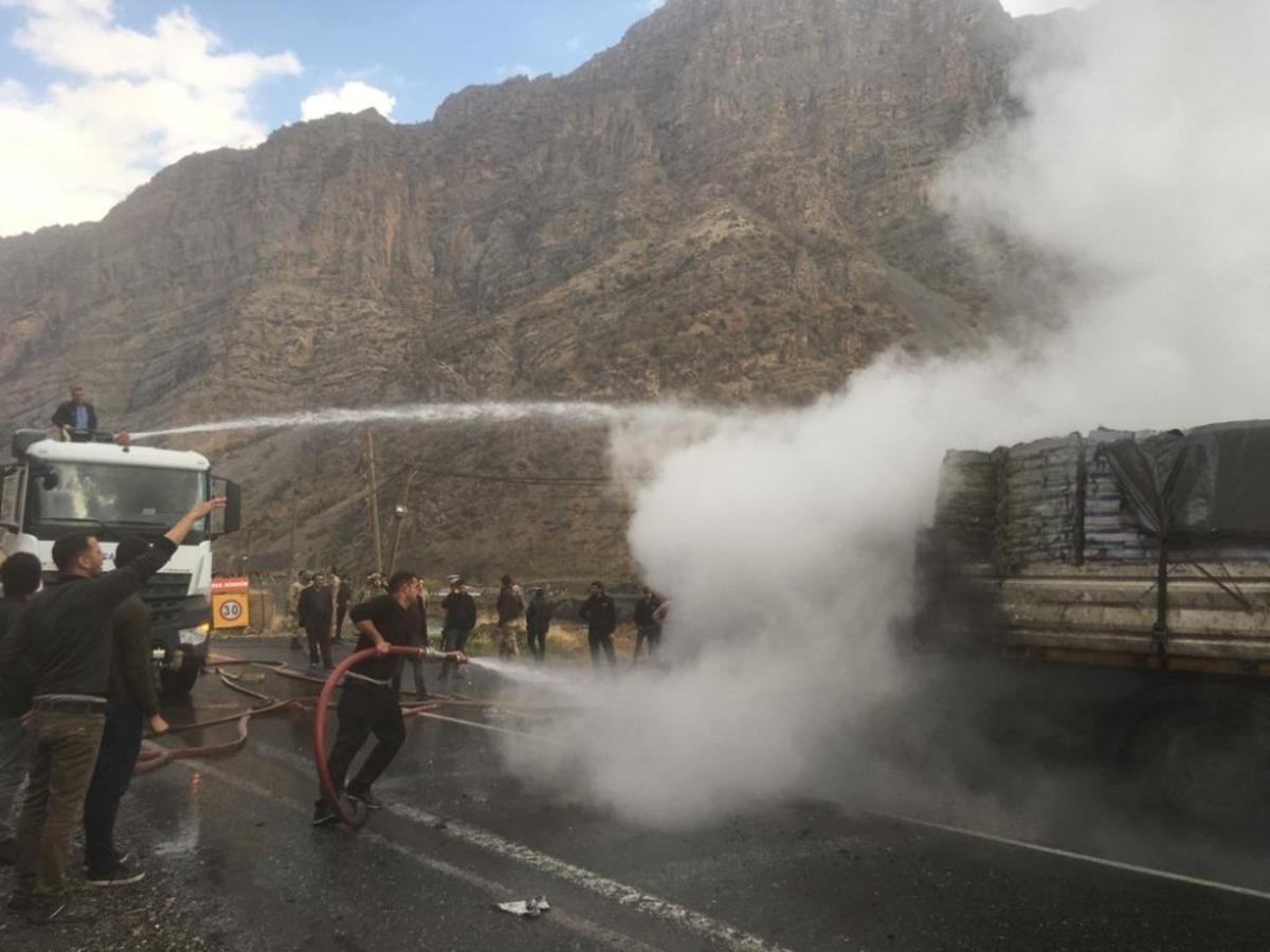 Kırtasiye malzemesi y&uuml;kl&uuml; tır alev alev yandı