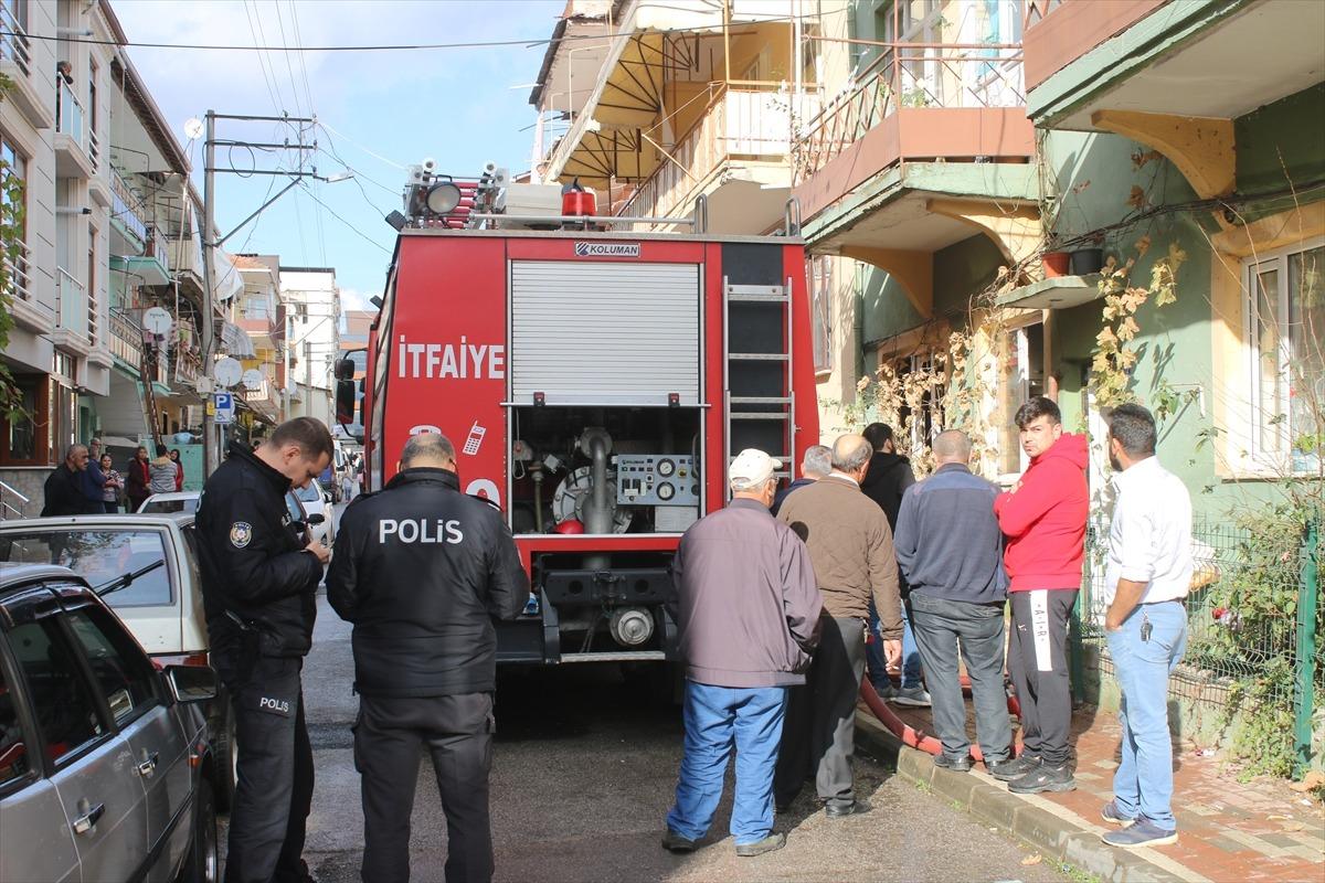 Muhabbet kuşunu yangından kurtarmak isterken dumandan etkilendi