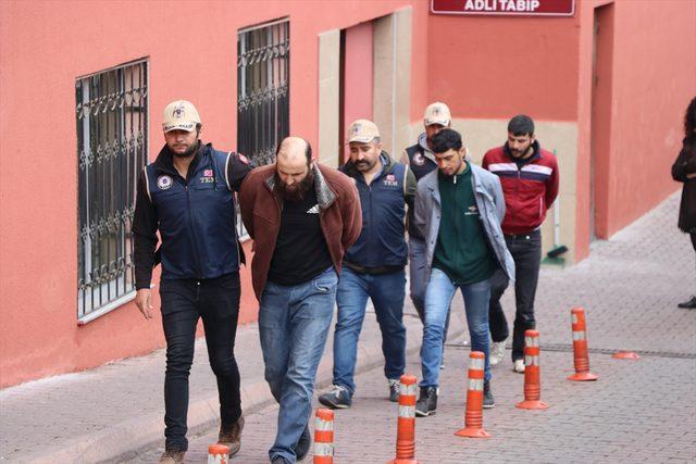 Kayseri'deki DEAŞ operasyonunda yakalanan zanlılar adliyeye sevk edildi<br />
