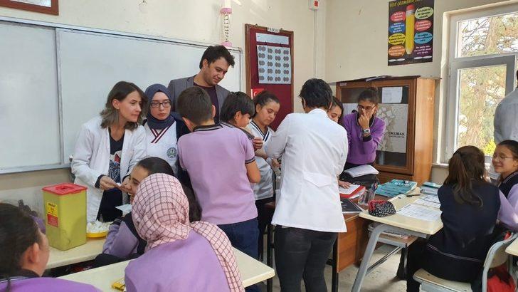 Şuhut’ta öğrencilere aşı uygulaması G1