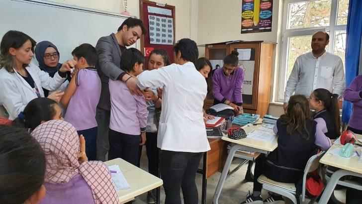 Şuhut’ta öğrencilere aşı uygulaması G2