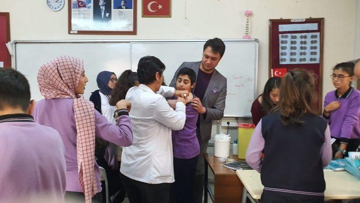 Şuhut’ta öğrencilere aşı uygulaması G3