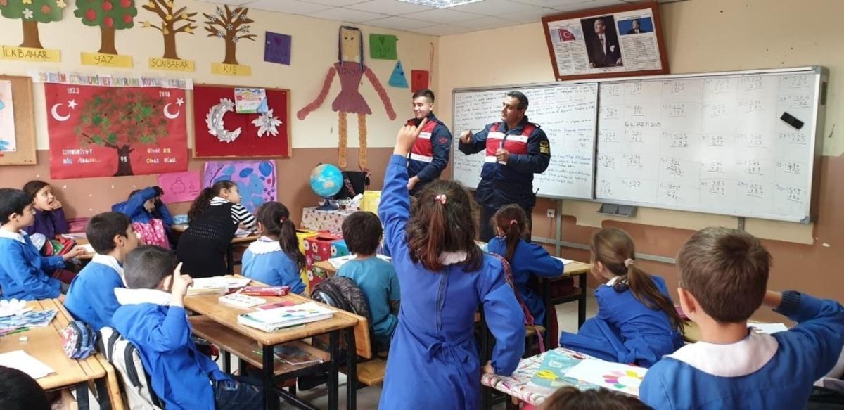 Jandarma trafik ekibinden &ouml;ğrencilere trafik semineri