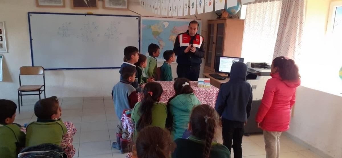 Jandarma ekiplerinden &ouml;ğrencilere trafik semineri
