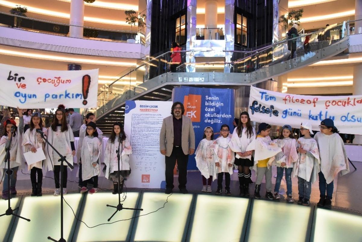 Manifestolar havada u&ccedil;uştu