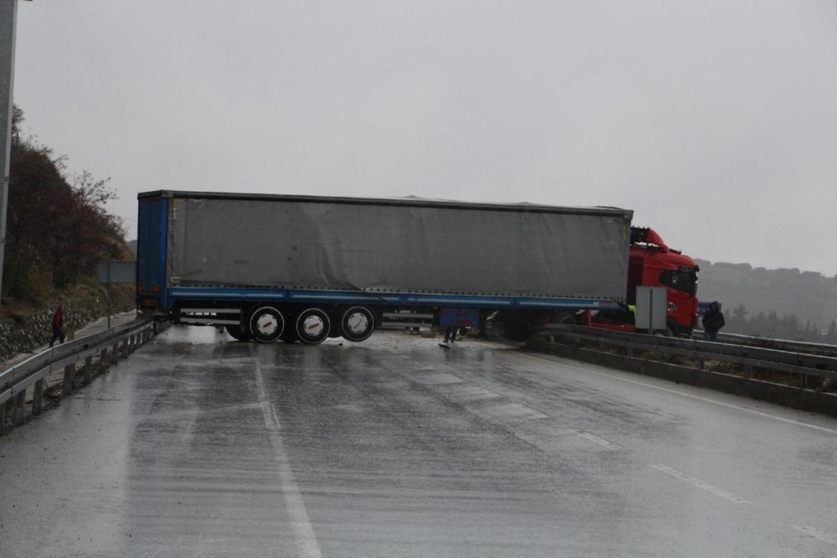 Kontrolden &ccedil;ıkan tır bariyer ile ref&uuml;j arasına sıkıştı