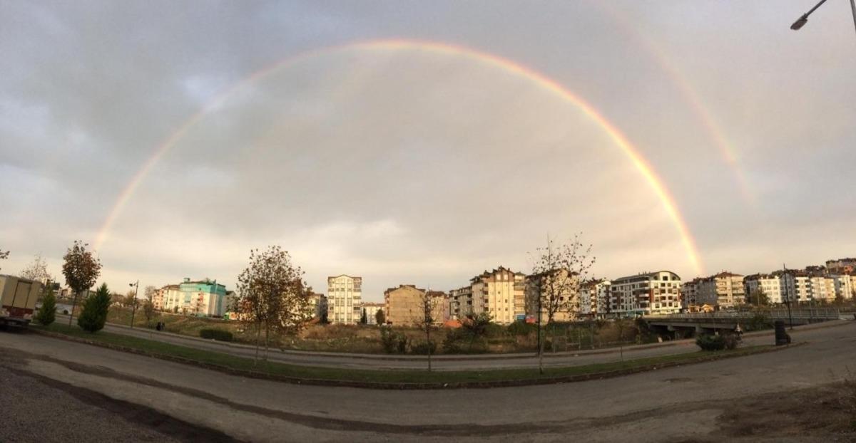 &Ccedil;ift g&ouml;kkuşağı g&ouml;renleri şaşırttı