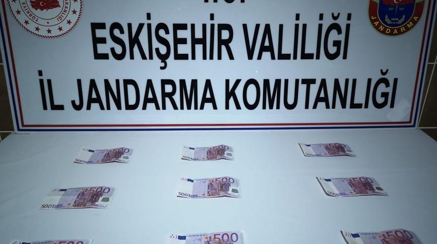 Üzerinde 500 Euro'luk 9 sahte banknotla yakalandı