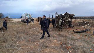 Afyonkarahisar'da tren hemzemin geçitte kamyonete çarptı: 1 ölü, 2 yaralı