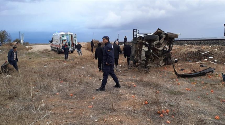 Afyonkarahisar'da tren hemzemin geçitte kamyonete çarptı: 1 ölü, 2 yaralı