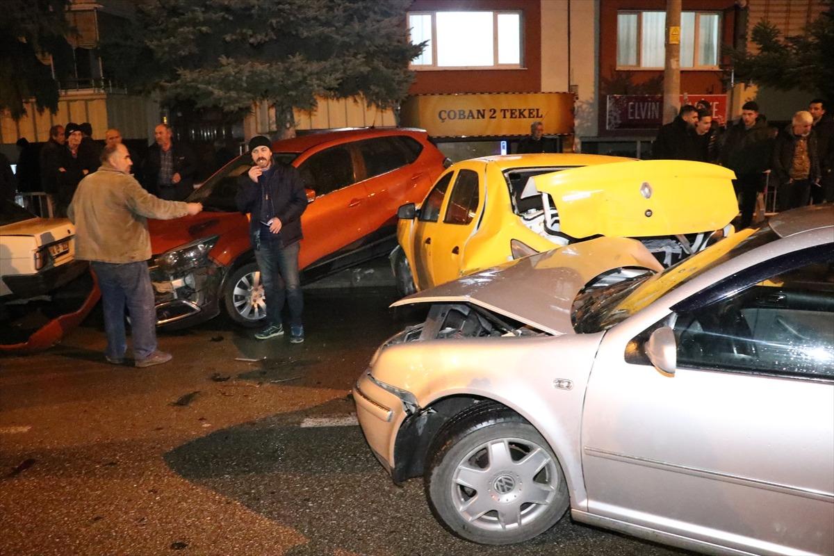 Alkoll&uuml; s&uuml;r&uuml;c&uuml; park halindeki 7 araca &ccedil;arptı