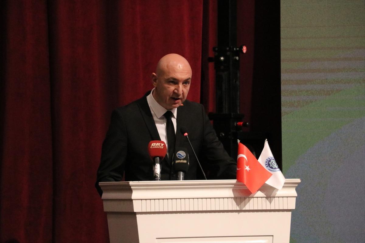 Denizli'de, AA muhabiri Zeyrek "İş İnsanı Basın &Ouml;d&uuml;l&uuml;" aldı