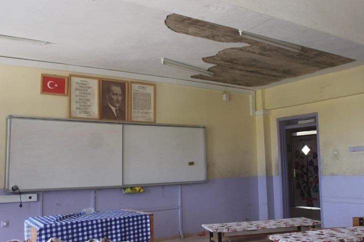 Ders esnasında tavan döküldü! Öğrenciler şans eseri kurtuldu G2