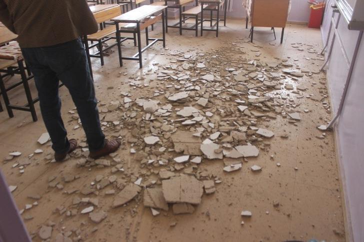Ders esnasında tavan döküldü! Öğrenciler şans eseri kurtuldu G3