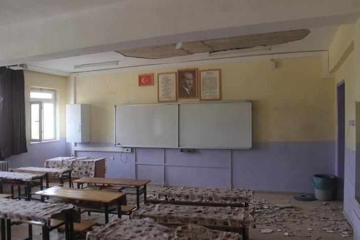 Ders esnasında tavan döküldü! Öğrenciler şans eseri kurtuldu G4