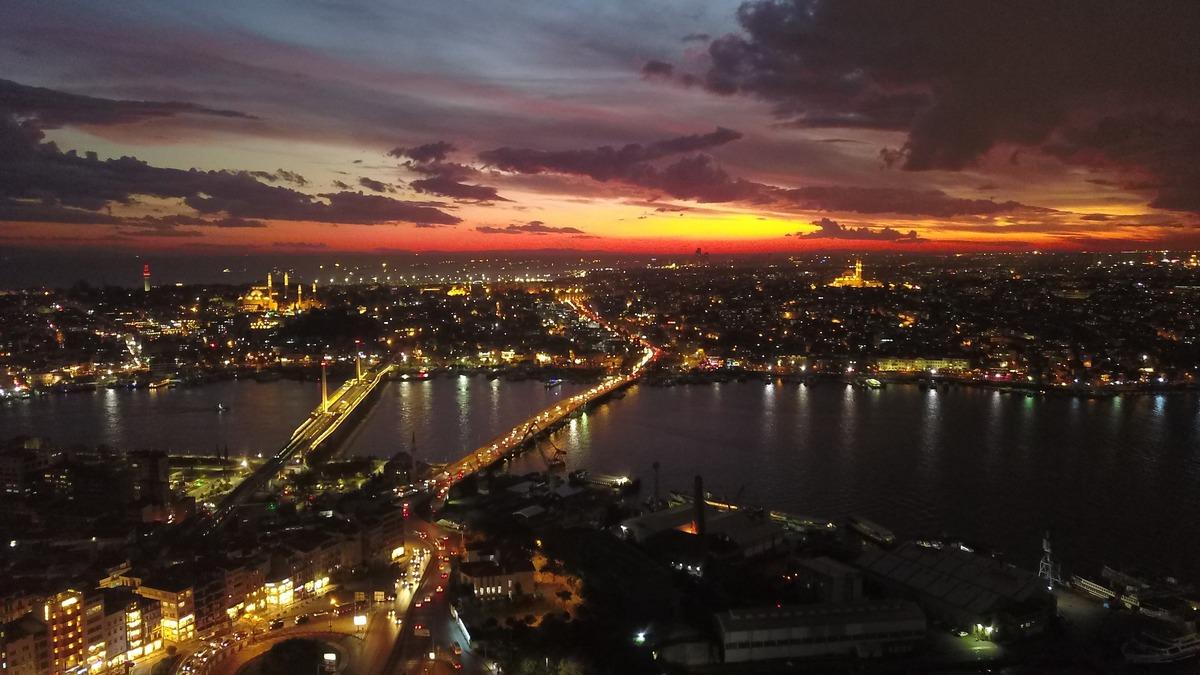 İstanbul'da eşsiz g&uuml;n batımı manzarası havadan g&ouml;r&uuml;nt&uuml;lendi
