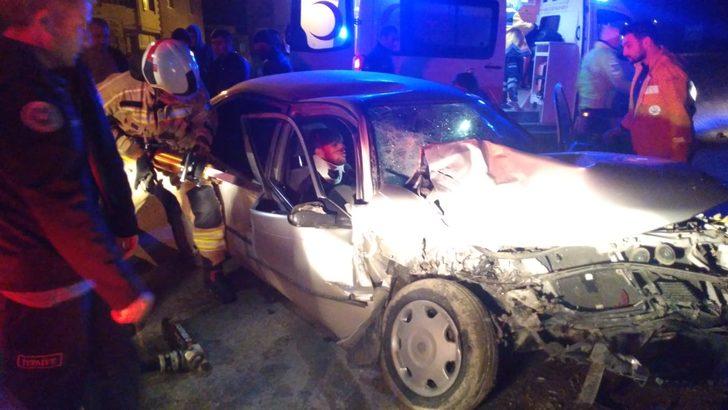 Otomobil park halindeki minibüse çarptı: 2 ağır yaralı G1