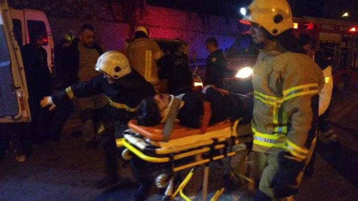 Otomobil park halindeki minibüse çarptı: 2 ağır yaralı G2