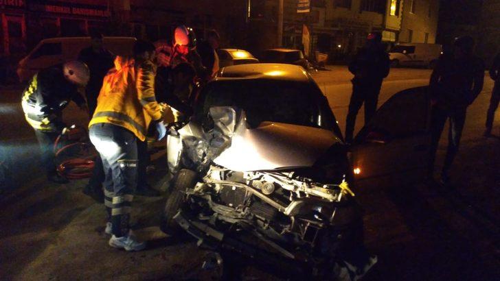 Otomobil park halindeki minibüse çarptı: 2 ağır yaralı G3