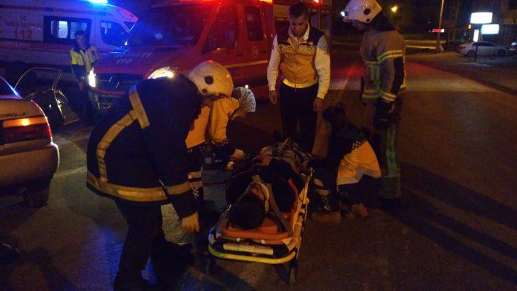 Otomobil park halindeki minibüse çarptı: 2 ağır yaralı G4