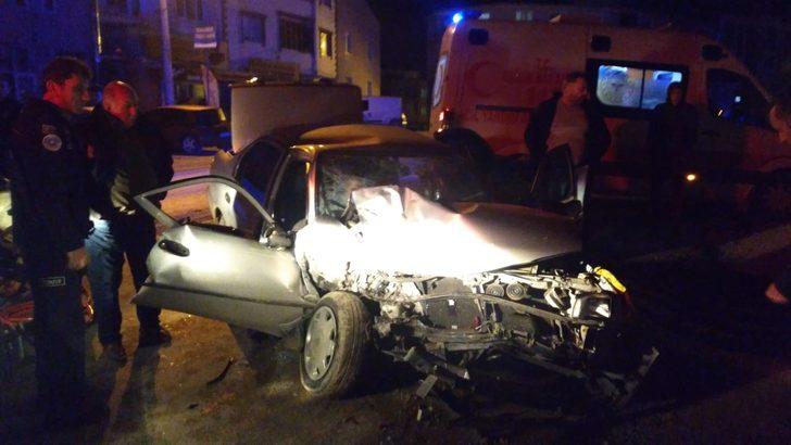 Otomobil park halindeki minibüse çarptı: 2 ağır yaralı G5