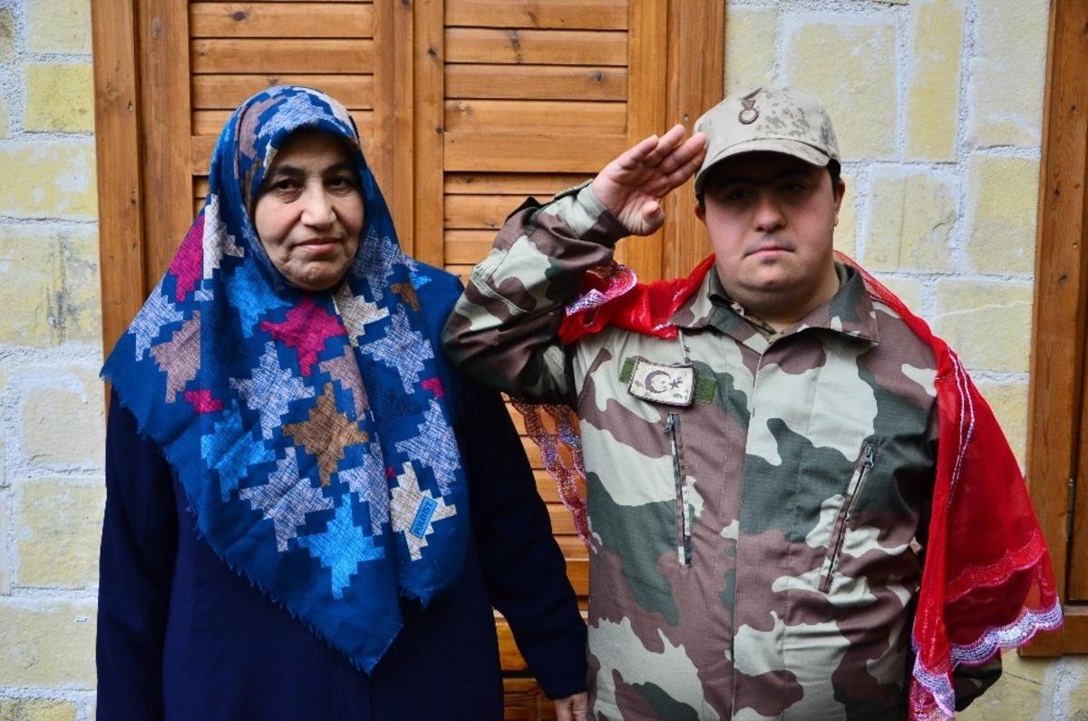 Down sendromlu İbrahim&rsquo;e asker kınası merasimi