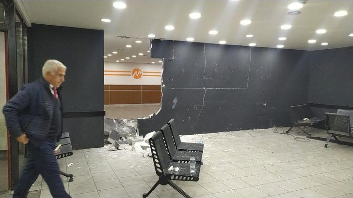 Esenler Otogarı’nda akılalmaz şekilde örülen duvarı çekiçle yıktı G5