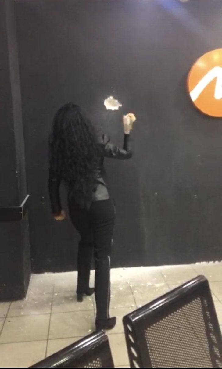 Esenler Otogarı’nda akılalmaz şekilde örülen duvarı çekiçle yıktı G3