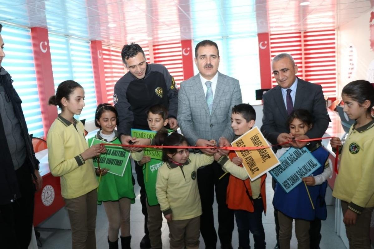 Vali Akbıyık, Bilişim ile &Uuml;retim At&ouml;lyesi a&ccedil;ılışını yaptı