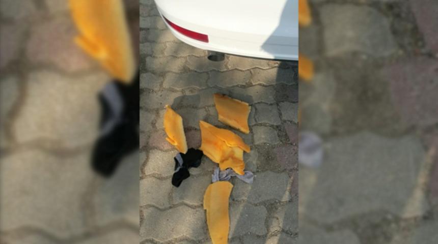 Silivri'de şaşkına çeviren görüntü! Hepsi otomobilin egzozunundan çıktı