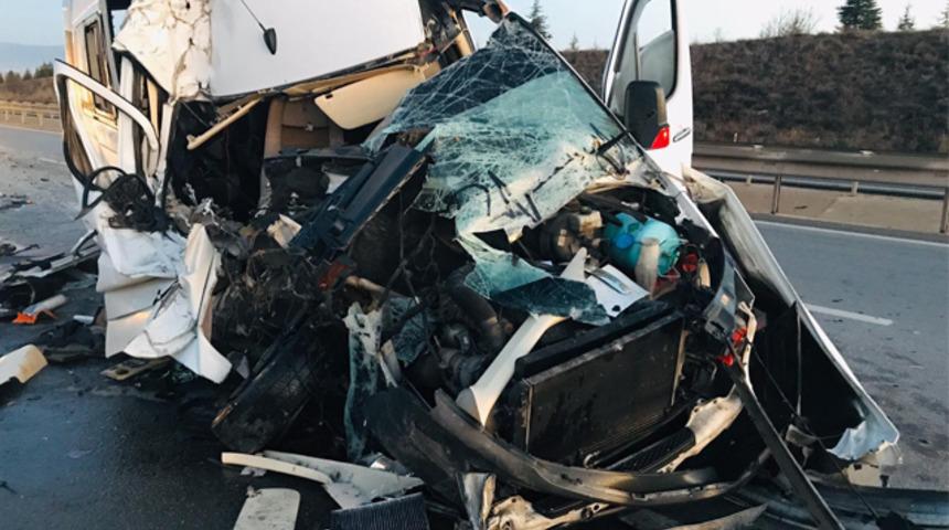 Bursasporlu tarafları taşıyan minibüs kaza yaptı