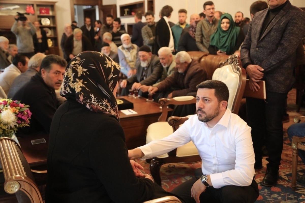 Başkan Rasim Arı ile halk g&uuml;n&uuml;ne yoğun ilgi