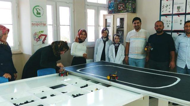 Köy okullarına çizgi izleyen robot hediye edildi