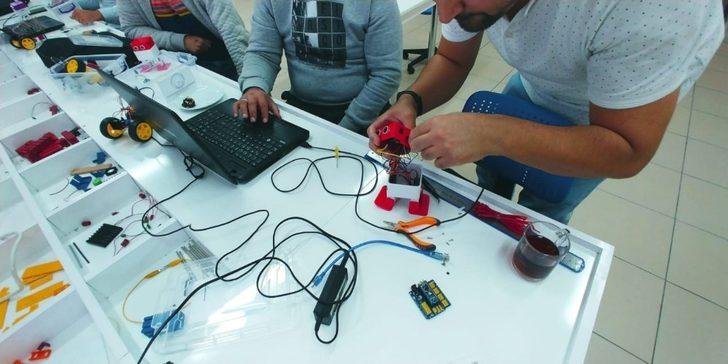 Köy okullarına çizgi izleyen robot hediye edildi G3