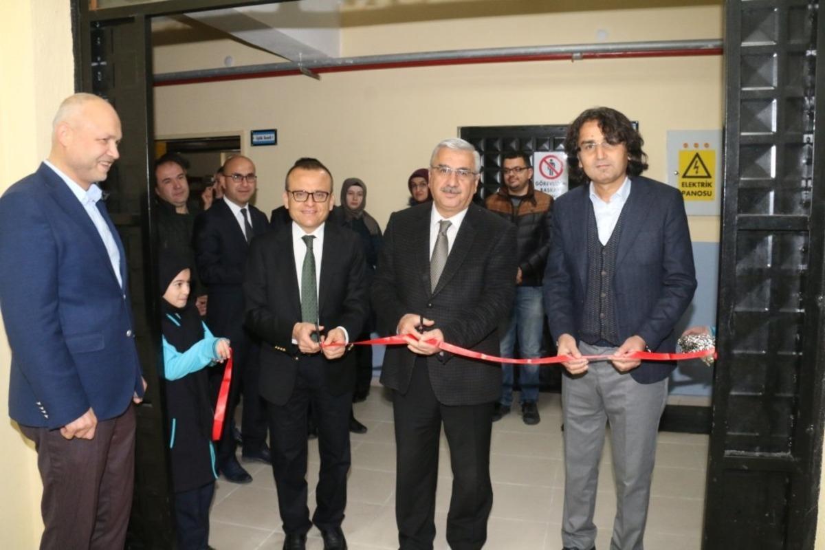 K&uuml;tahya Ahter&icirc; İmam Hatip Ortaokulu&rsquo;nda 4006 T&Uuml;BİTAK Bilim Fuarı sergisi