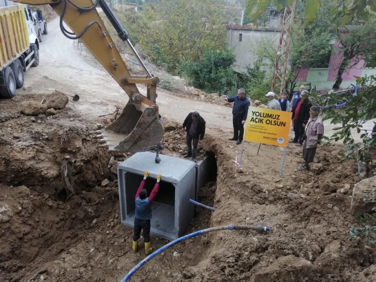 B&uuml;y&uuml;kşehir ekipleri, yağışlardan zarar g&ouml;ren yolları onardı