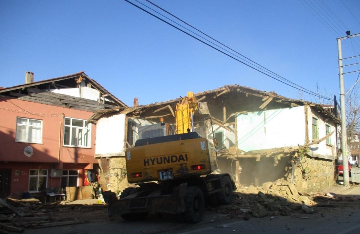 İzmit&rsquo;te tehlike sa&ccedil;an metruk bina yıkıldı